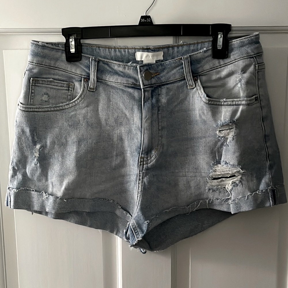 H&M light wash jean shorts